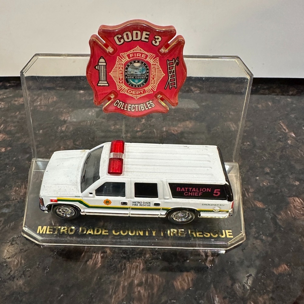 VTG Code 3 Metro Dade County Fire Rescue Chief 5 Diecast Collectible RETIRED